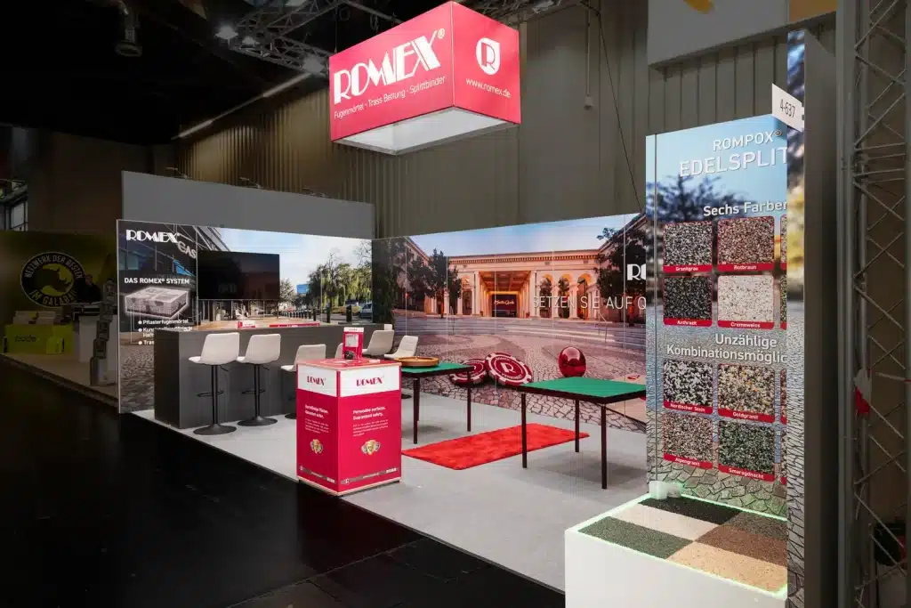 Messebau für Romex auf der GaLaBau Nürnberg mit roter Theke, Barhockern und Musterwand Rompox Edelsplit.